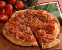 Pizza med tomat og basilikum