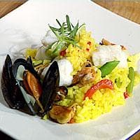 Paella med hvit fisk og blåskjell