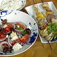 Grillede kyllingspidd med gresk salat og tzatsiki