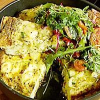 Omelett med salat og peppermakrell