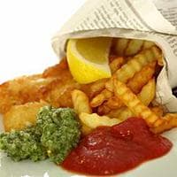 Fish and chips med to sauser