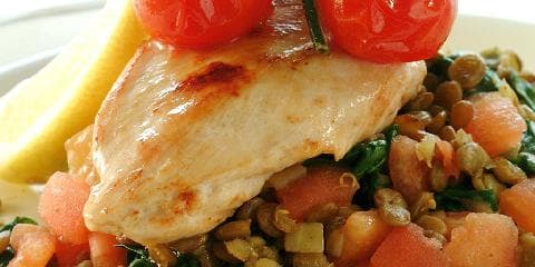 Kyllingfilet på linse- og spinatseng