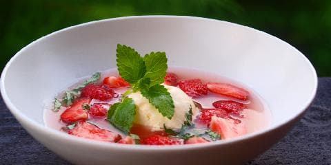 Rabarbrasuppe med jordbær og vaniljeis