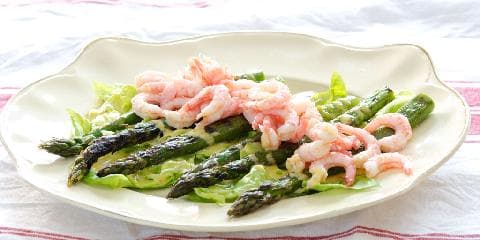 Grillede asparges med reker og sennepsmajones