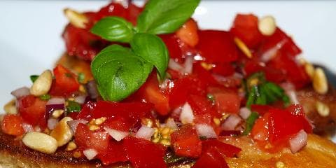 Bruchetta med mozzarella, tomat og hvitløk