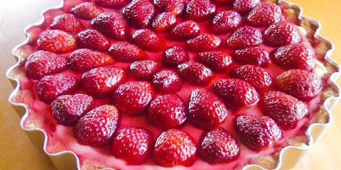 Sommerpai med vaniljekrem og jordbær