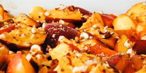 Grateng med nektariner og hasselnøtter
