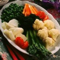 Kokte grønnsaker med varm rømmesaus