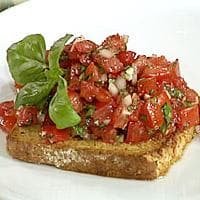 Bruschetta, potetsalat og tomatsalat