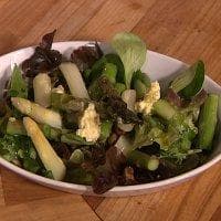 Aspargessalat med lime- og hasselnøttsmør