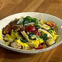 Varm kylling- og pastasalat med safransaus