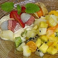 Tropisk fruktsalat med råkrem