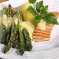 Grillet laks med asparges og sennepsmousseline