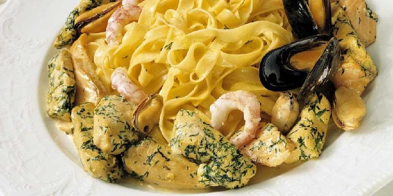 Pasta med kylling, laks, reker og blåskjell