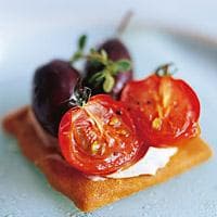 Tomat og oliven på sprø ostekjeks