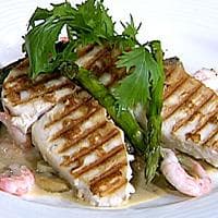 Grillet smørfisk og asparges servert med sjampinjong- og rekesaus