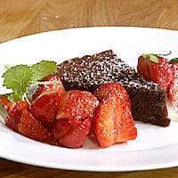 Mørk sjokoladekake servert med jordbær og mascarponekrem