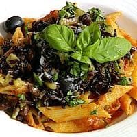 Tomatisert pasta med sopp og grønnsaker