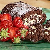 Sjokoladerullekake med sitronkrem og friske bær