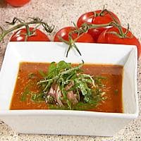 Tomatsuppe med basilikumolje og parmesan