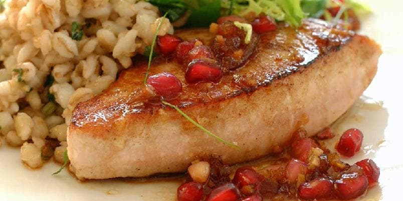 Kalkunbiff med byggryn og granateplesaus