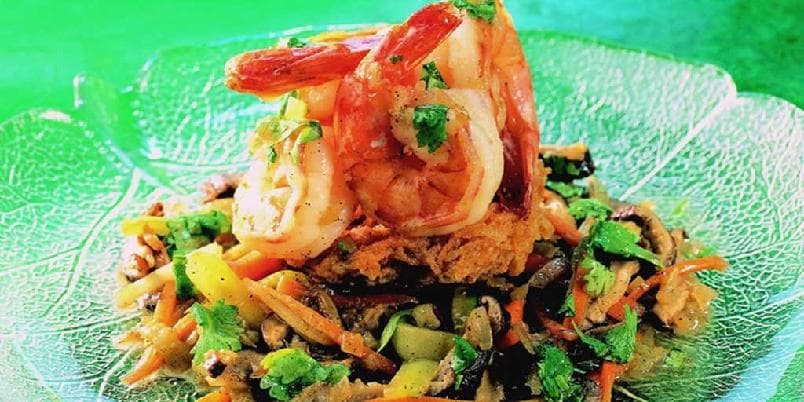 Sprøstekte risnudler med scampi