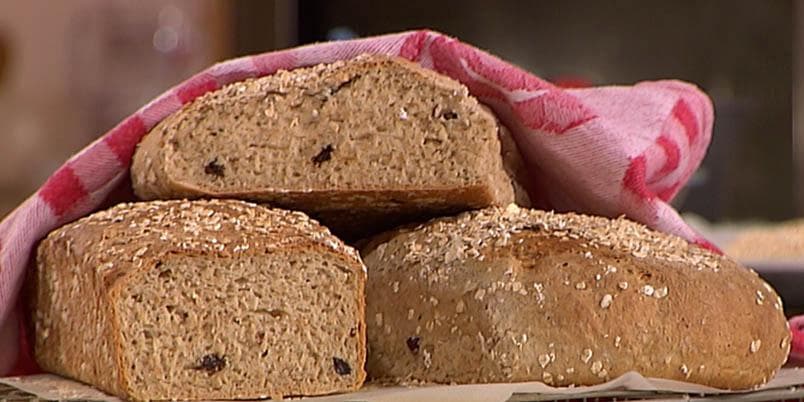 Havregrynsbrød med yoghurt og epler