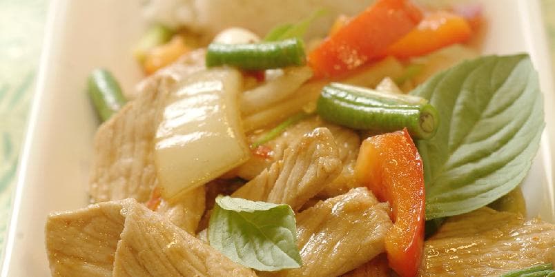 Wokstekt svinekjøtt med chili og basilikum