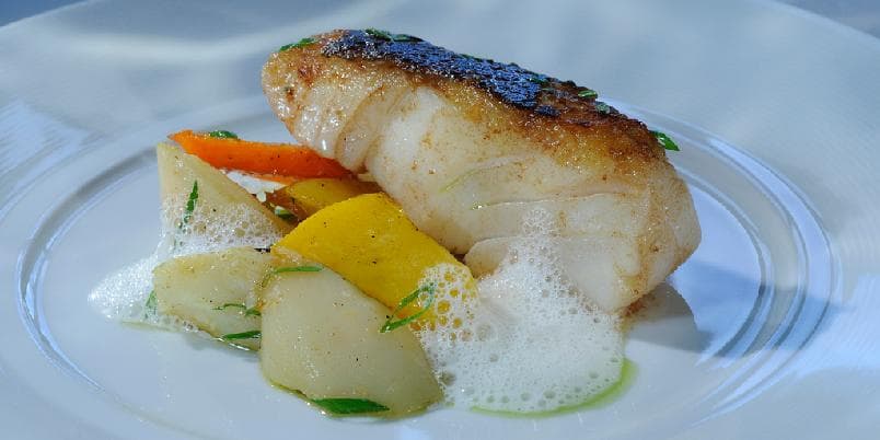 Pannestekt torskerygg med bakte rotfrukter og hvitløkskum