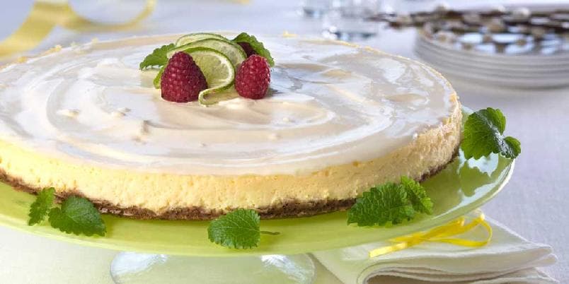 Ostekake med søt rømmekrem