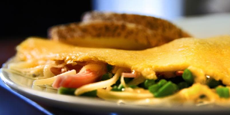 Rask omelett med ost og skinke