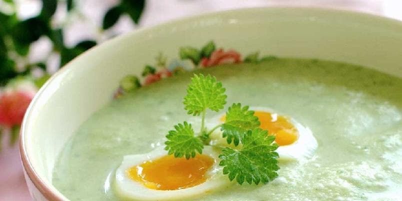 Neslesuppe med smilende egg