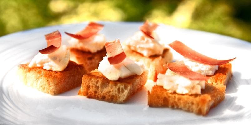Snacks med chevre og spekeskinke