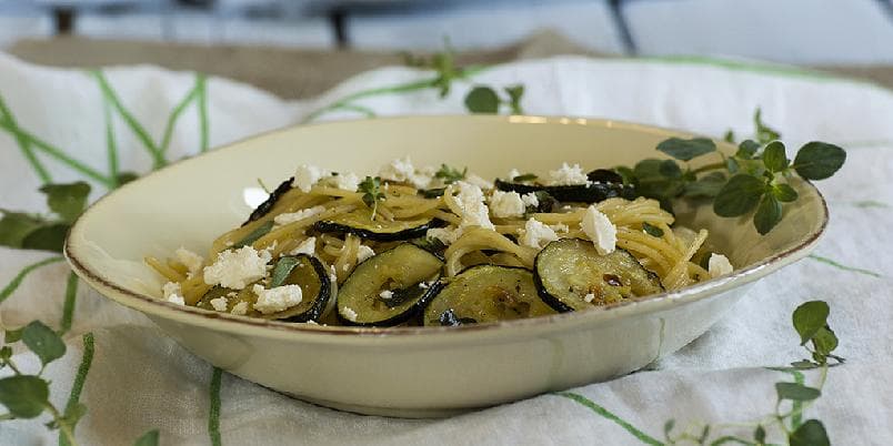 Spagetti med squash og fetaost