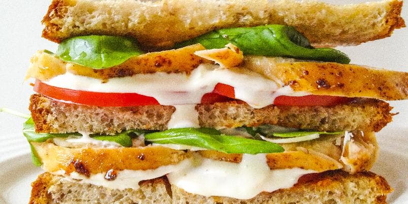 Sandwich med kylling, salat og hvitløkdressing