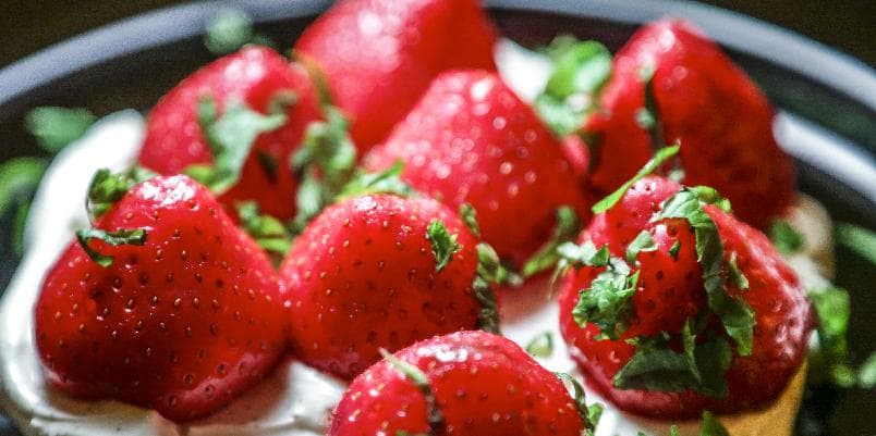 Balsamicomarinerte jordbær med mascarponekrem
