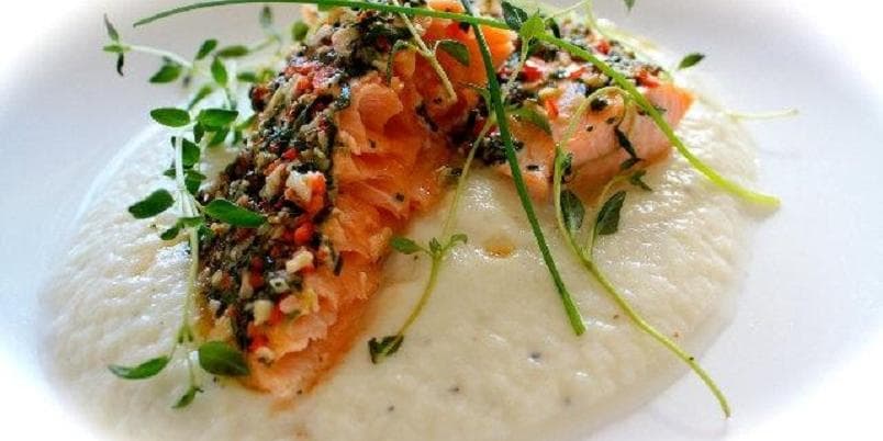 Bakt marinert salmalaks med blomkålpurè