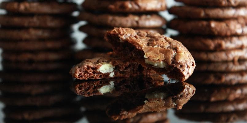 Cookies med mørk og hvit sjokolade