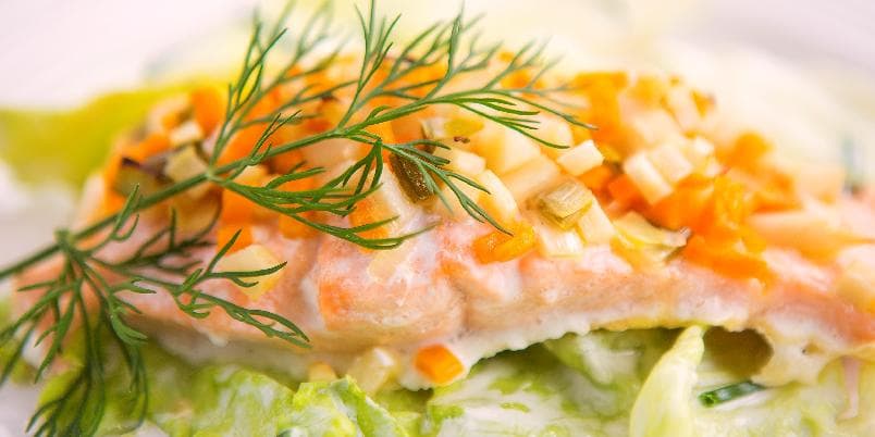 Laks fylt med høstgrønnsaker