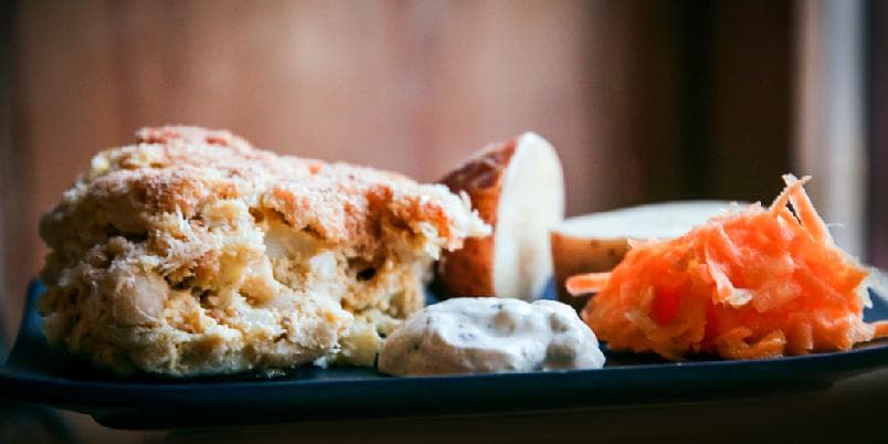 Fiskegrateng med yoghurt- og sennepsremulade