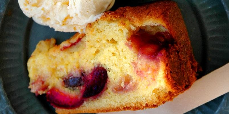 Rustikk hvit sjokoladekake med moreller