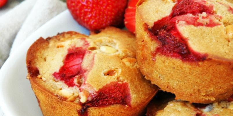Sommermuffins med jordbær og hvit sjokolade