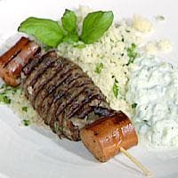 Kebab med couscous og tzatsiki