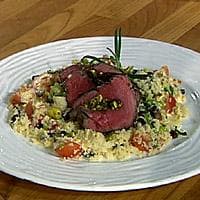 Pistasje- og daddelfylt filet med grønnsakcouscous og kryddersaus