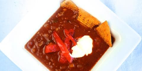 Chili con carne med rømme og tortilla