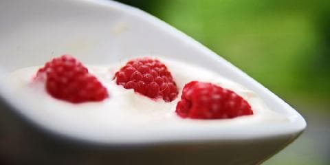 Bringebær med yoghurt og vanilje
