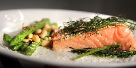 Ovnsbakt laks med dill og asparges
