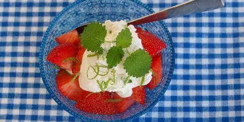 Limemarinerte jordbær med mascarponekrem