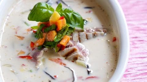 Thaikokossuppe med fisk og salat