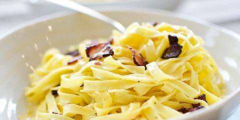 Pasta carbonara med kremostsaus